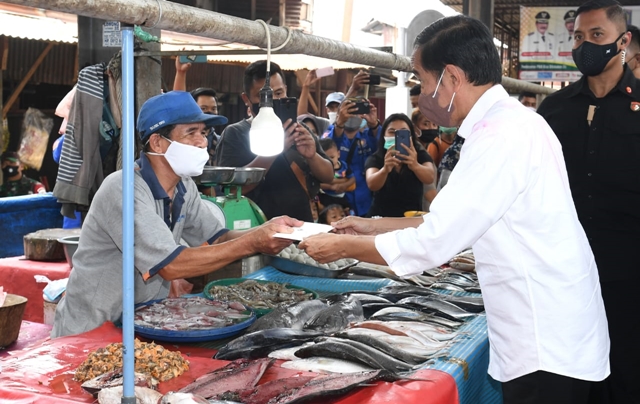 Presiden Jokowi Bagikan Bantuan Modal di Pasar Kebun Lada Kota Binjai