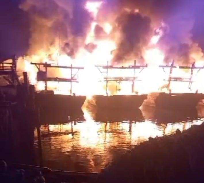 9 Kapal Pukat Milik Nelayan Terbakar di Belawan